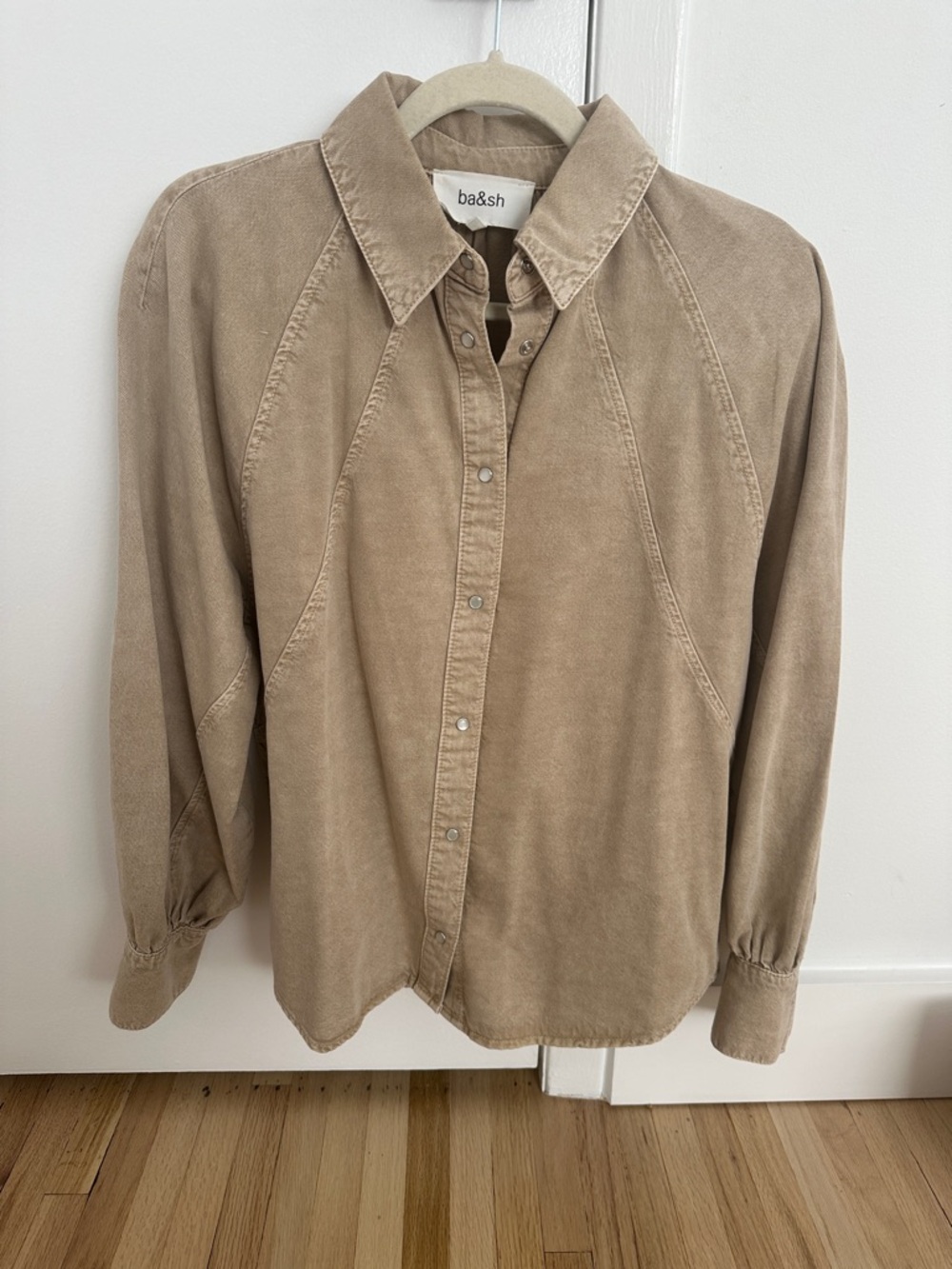 Gorgeous snap button down top from ba&sh in beige.